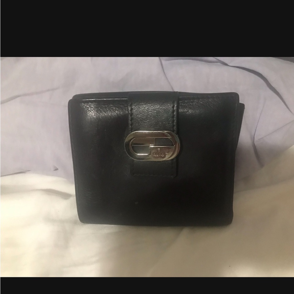 Authentic Gucci wallet bought in store Black Leather Wallet with Silver Clasp